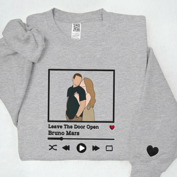 Custom Embroidered Sweatshirt Portrait Music Player Couple Family Gift T-shirt - Image 6
