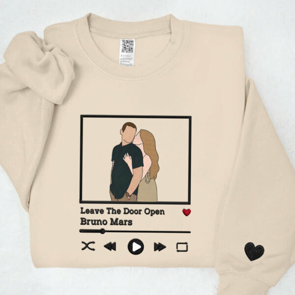Custom Embroidered Sweatshirt Portrait Music Player Couple Family Gift T-shirt - Image 7