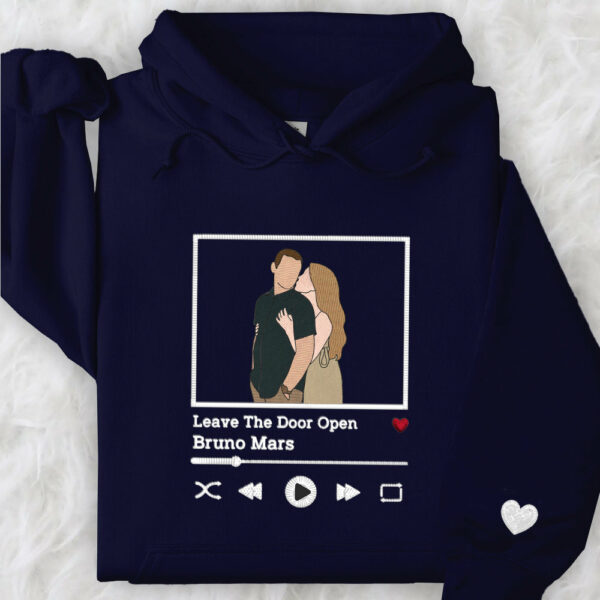 Custom Embroidered Sweatshirt Portrait Music Player Couple Family Gift T-shirt - Image 4